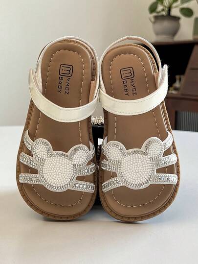 1 par barnskor/platta sandaler för flickor, vita sandaler med strass och björndekor för flickor (skornas kropp dekorerad med vitt strassmönster), gröna + PU-material, halkfria och slitstarka, platta tecknade sandaler med lågt spänne för barn, lämpliga för barn som leker i parken, tecknade temafester etc.