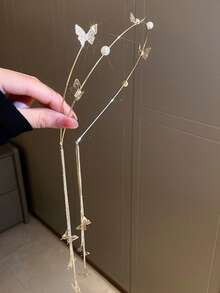 Băng đô tua rua hình bướm này, được làm từ oxit zirconium tổng hợp, là một phụ kiện tóc sành điệu và quyến rũ, phù hợp cho các bữa tiệc, trang phục theo mùa và sử dụng hàng ngày, là món quà hoàn hảo cho mùa lễ hội. - Nhiều màu - Xem 4