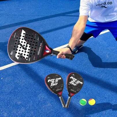  2 pièces Raquette de padel JOEYPLAY en fibre de carbone 24K, raquette de padel haute performance à tête en diamant, raquette de plage ultra-légère en fibre de carbone rouge, surface texturée 3D à haute adhérence, âme en mousse EVA avec une élasticité exceptionnelle, poignée ergonomique antidérapante, conception à absorption des chocs élevée, puissance et effet faciles, raquette de sport (inclut 2 balles de tennis)