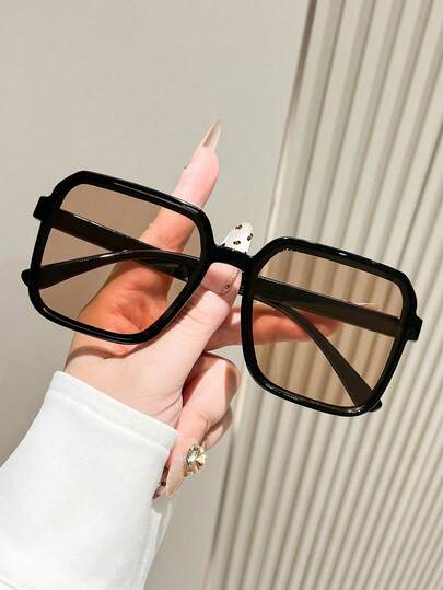 一副复古方形中性时尚眼镜，经典款式，适合运动、旅行、节日、海滩、驾驶、郊游、度假、街头、钓鱼、户外活动、夏季海滩度假派对、户外旅行等场合。