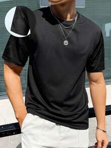 这款男士夏季迷彩T恤袖子上也采用了迷彩图案，透气舒适。适合户外活动、健身房锻炼、骑行和日常穿着。是夏季必备单品。黑色 - 黑色 - 查看 8