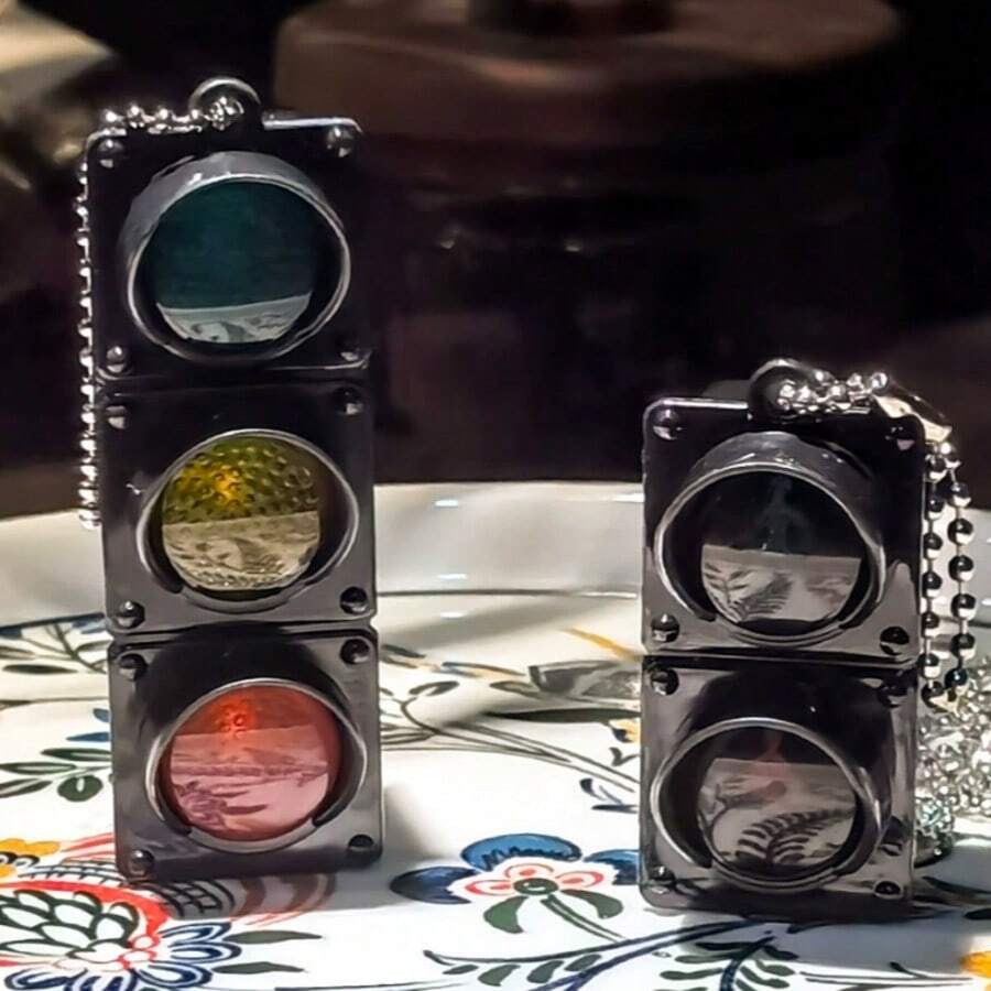 最新款迷你红绿交通灯钥匙扣、背包挂件、可爱行人信号灯玩具 - 生日礼物、圣诞礼物、派对礼品、最佳礼物