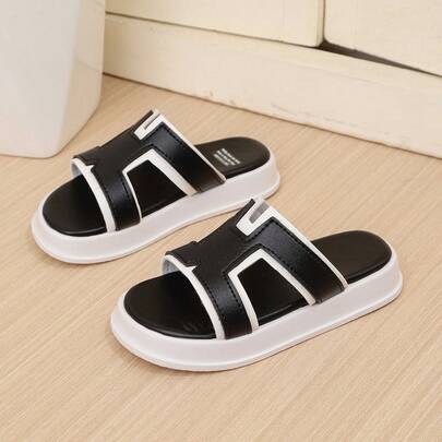 1双黑色时尚拖鞋，黑白撞色软皮拼接，经典圆头露趾设计，弹性软底防滑一脚蹬，时尚可爱的英伦风沙滩拖鞋，适合3-12岁男孩女孩日常、休闲、沙滩、校园穿着，2022春夏款