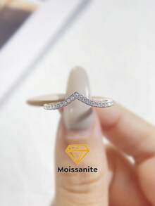 1枚经典独特V形钻石镶嵌莫桑石结婚戒指，S925纯银奢华订婚戒指、承诺戒指、周年纪念戒指、女士珠宝礼物、圣诞礼物 - 淺V排鑽戒指 - 查看 1