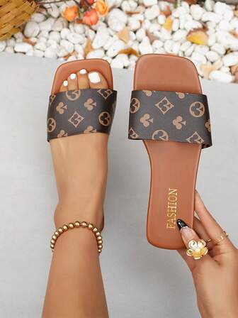 Nuevas sandalias de mujer de moda con forma de H, estilo casual, estilo romano, tipo slip-on, cómodas en colores negro, beige y marrón, de tacón bajo y con patrón en relieve. Sandalias planas de estilo francés de alta gama con desierto clave, con lentejuelas y suelas gruesas, zapatos de playa, perfectamente combinados con nuevas sandalias tipo slip-on de estilo hada, adecuados para citas, uso en interiores y exteriores, con función desodorante y antideslizante. Sandalias con estampado de cocodrilo con decoración metálica y suelas planas, sandalias de moda tipo slip-on para el verano.