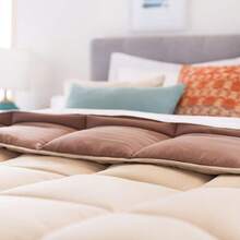 Linenspa - Edredón Acolchado de Plumón Alternativo - Queen - Microfibra Suave e Hipoalergénica - Úsalo Solo o con Funda - Reversible - Toda Estación - Beige con Café - Café Beige - Ver 4