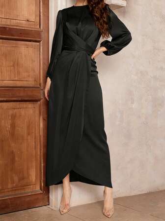 Vestido árabe tradicional preto feminino, elegante e com cintura marcada, em cetim. .