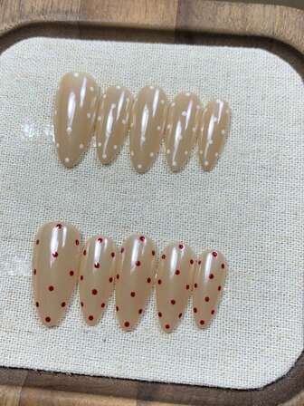 สติกเกอร์ติดเล็บลายจุดเปลือยทำด้วยมือ ดีไซน์เรียบง่ายและสวยงาม