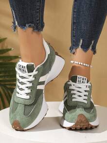 ¡Aquí están las zapatillas deportivas retro en negro, gris y rojo! Lo suficientemente cómodas como para sentir que caminas sobre nubes, estos versátiles zapatos son perfectos para el uso diario, ideales para pasear, ir de compras y desplazarse, creando un aspecto relajado y sin esfuerzo. - Verde - Ver 2