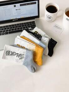 5 pares de calcetines con estampado de letras, en blanco, negro, gris, azul y amarillo, adecuados para todas las estaciones, para uso en interiores, dormir, viajar, hacer deporte, para jóvenes (18-40 años) y adolescentes (13-18 años) - Multicolor - Ver 4