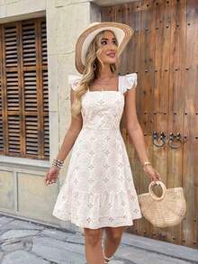 Vestido curto feminino casual e charmoso em formato A com decote quadrado, bordado e barra com babado.