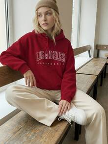 Sudadera hoodie sweatshirt dama mujer gorro capucha  manga larga de la frase "LOS ANGELES" en tipografía moderna,con capucha ajustable mediante cordones y bolsillo tipo canguro, ideal para un look juvenil, urbano, cómodo, deportivo y moderno en cualquier temporada del año - Burdeos - Ver 3
