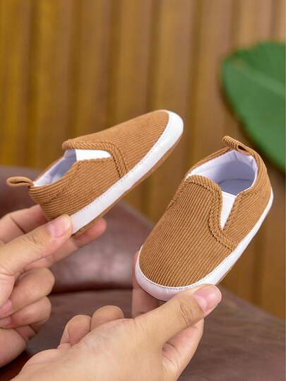Zapatos blandos para bebés y niños pequeños de 0 a 1 año, diseño minimalista casual deslizante, antideslizante, adecuados para primavera, verano y otoño, unisex