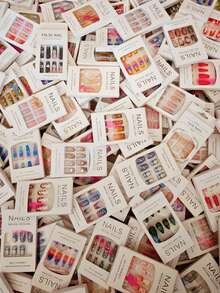 Caixa com 96 adesivos de unhas em formato amendoado e oval, estilos variados incluindo unhas curtas, médias, longas, multicoloridas, góticas Y2K, francesinha, etc. O conjunto inclui: 1 gel e 1 lixa de unha, mais de 5000 designs de manicure sortidos aleatoriamente.