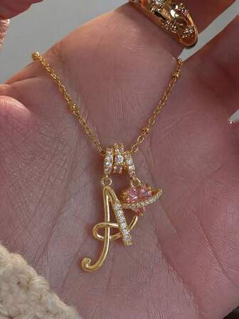 1ชิ้น สร้อยคอจี้ตัวอักษรเขียนด้วยลายมือส่วนบุคคลรูปหัวใจพลอยสีชมพู คิวบิกเซอร์โคเนีย น่ารักเรียบง่าย, วัสดุสแตนเลส, แฟชั่นลำลอง, ปรับแต่งได้, ของขวัญที่ไม่เหมือนใครสำหรับแฟน, แม่, วินเทจมินิมอล, ยูนิเซกส์, น่ารักลำลอง, ปรับแต่งได้, ของขวัญที่เหมาะสำหรับเขา/เธอ, แฟน, แฟน, พ่อ, แม่, ครอบครัว