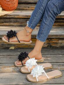 Sandálias rasteiras pretas com laço e estampa floral, versáteis para praia, férias, deslocamento diário e uso interno. Ideais para mulheres. - Preto - Ver 5
