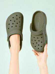 Nuevas Chanclas para Hombre de EVA con Agujeros Ventiladores - Talón de 3,7 cm Ligero y Suave, Suela Antideslizante y de Secado Rápido, Ultra Cómodas Sin Ruido, Resistentes al Olor y a la Suciedad, Fáciles de Limpiar, Diseño Minimalista Moda Perfectas para Casa, Salidas Diarias y Playa (Uso Duradero a Largo Plazo) - Verde militar - Ver 1