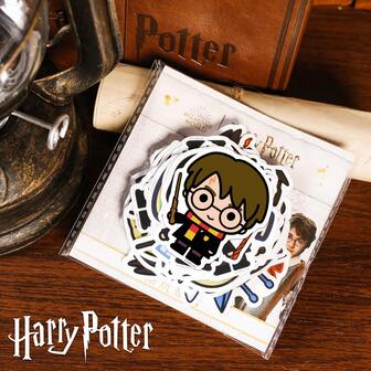 Harry Potter 50张经典场景贴纸套装，霍格沃茨城堡特快列车魁地奇魔法生物巫师道具乙烯基贴纸，适用于水瓶、笔记本电脑、行李箱、手机、汽车，返校用品[官方授权]