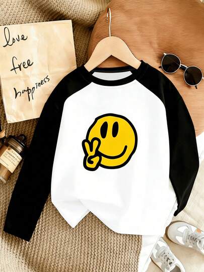 Ropa de niño, un suéter holgado de manga larga con estampado de un niño sonriente en blanco y negro, hecho de material suave, adecuado para la escuela, las vacaciones y las compras. Ropa infantil adorable.