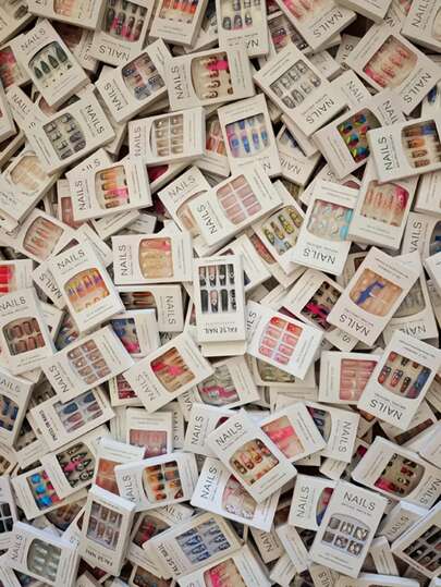 120张/5盒随机美甲贴纸，包含短款、中款、长款、多色款、Y2K哥特风、法式美甲款式。套装包含：5瓶果冻胶和5把指甲锉。套装包含：10瓶果冻胶和10把指甲锉，超过5000种美甲图案随机组合。