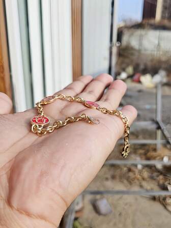 1条时尚珐琅工艺链手链，女士款，设计优雅独特，适合日常佩戴和作为礼物。