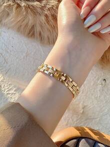 这款时尚简约的金色石英女表适合日常佩戴，也可作为生日/毕业礼物或休闲聚会佩戴。 - 金色 - 查看 5