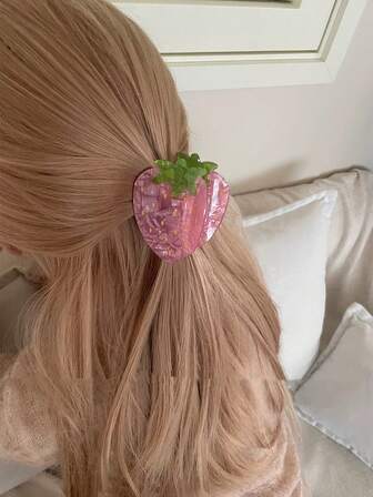1PC Sweet Fruit-Inspired Hair Accessories Adorable And Playful Strawberry Claw Elegant And Versatile Back-Of-The-Head Hair Claw Shark Claw Women Hair Accessories Fashion Claw Clips Elegant Hair Clutch Causal Hair Jaw Clip