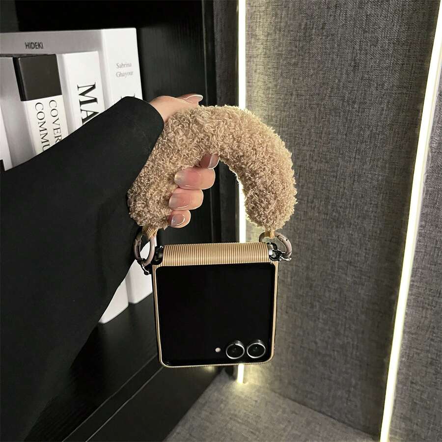 简约卡其条纹手机壳，带可拆卸毛绒腕带，兼容三星 Galaxy ZFlip7、ZFlip6、ZFlip 5，防震后盖