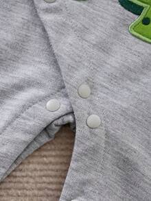 Yierying 男婴可爱绿色尖刺恐龙刺绣长袖按扣连体衣