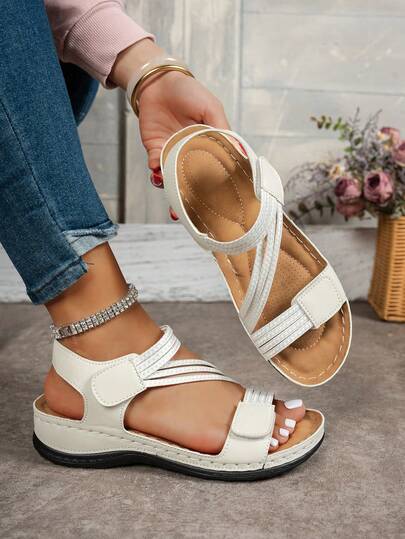 新款凉鞋，透气舒适，魔术贴设计，防滑，时尚百搭，纯色软底，休闲鞋，适合日常穿着和通勤。