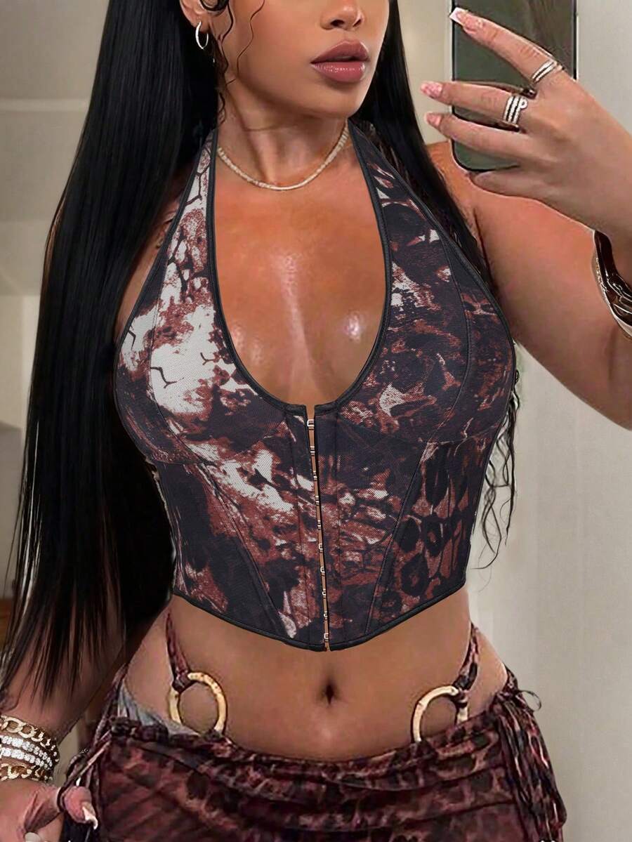 Apperloth A Áo croptop Apperloth họa tiết retro Y2K, ôm sát, cổ chữ V, buộc dây phía trước, hở lưng, thích hợp mặc đi dự tiệc hoặc đi nghỉ mát.