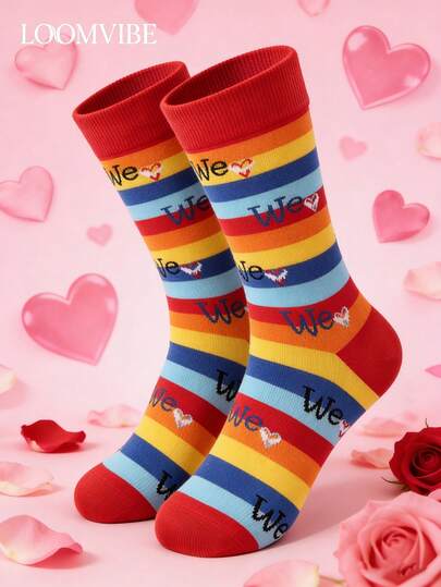 1 双女士活力彩虹条纹“我们”主题中筒袜（饰有彩色彩虹条纹、“我们”字样和心形图案，红色袜口/袜底），吸湿排汗，防臭，柔软舒适，活泼浪漫，时尚，是送给妈妈、女儿、妻子或女朋友的贴心礼物。