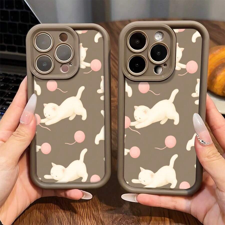 Funda de Teléfono de Gato Jugando con Lana, Estilo Adorable, for compatible with iPhone 17/17pro/17promax/17Air/iphone16/16pro/16plus/16promax/15/15promax/15pro/11/12/13/14promax/12mini/13mini/11pro/11promax/12pro/12promax/13pro/13promax/14pro/14promax, Regalo para Amantes de los Gatos, Diseño Lindo y Divertido para Protección del Teléfono, Obsequio Temático de Mascotas con Bolas de Lana, Detalle Encantador para Dueños de Gatos Felices - Café integral - Ver 1