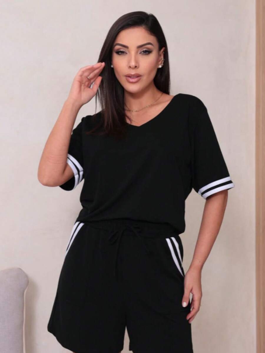 Women's Tracksuit Set In Striped Fleece, Consisting Of Shorts And A Stylish Short-Sleeved Top. - 黑色 - 查看 1