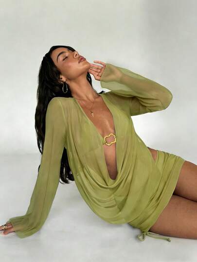 Bộ đồ bơi nữ thanh lịch, gợi cảm, tươi mát và sang trọng dành cho khu nghỉ dưỡng biển, với chất liệu xuyên thấu.