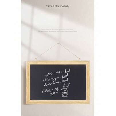 这款20*30厘米的木框黑板，非常适合儿童涂鸦/绘画，单面木质悬挂式黑板，可用于书写笔记、菜单，是送给孩子的礼物，也是户外活动和旅行的理想之选。它同时也是儿童必备的学校书写和绘画工具。