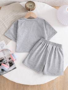 Bộ 2 món cho bé gái mùa hè, gồm áo tay ngắn và quần short in chữ dễ thương, trang phục thường ngày đa năng cho bé khi đi nghỉ mát, áo màu xám phối hồng, quần short cạp chun có nơ. - Màu Xám nhạt - Xem 2