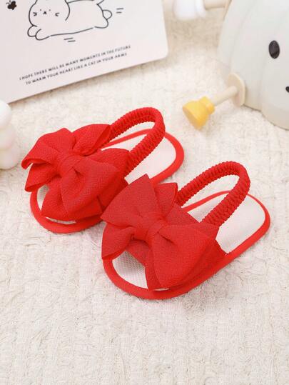 1双红色柔软透气棉质幼儿学步凉鞋，饰有布艺蝴蝶结，经典圆头露趾设计，柔软布底，防滑一脚蹬设计，时尚可爱室内平底凉鞋，适合0-2岁女婴，2026春夏款