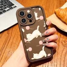 Funda de Teléfono de Gato Jugando con Lana, Estilo Adorable, for compatible with iPhone 17/17pro/17promax/17Air/iphone16/16pro/16plus/16promax/15/15promax/15pro/11/12/13/14promax/12mini/13mini/11pro/11promax/12pro/12promax/13pro/13promax/14pro/14promax, Regalo para Amantes de los Gatos, Diseño Lindo y Divertido para Protección del Teléfono, Obsequio Temático de Mascotas con Bolas de Lana, Detalle Encantador para Dueños de Gatos Felices - Café integral - Ver 3