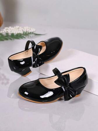 1 Paar schwarze Retro-Mädchen-Mary-Jane-Schuhe mit mittlerem Absatz, Kinder-Lacklederschuhe mit glänzender Schleife und Knöchelriemen mit seitlicher Verzierung, geeignet für Partys, Alltagstragen, Klavierauftritte, Schülerkleidung
