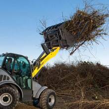 Horquillas para Desechos de 2500 lbs (1134 kg) - Accesorio de Sujeción para Cubos de 48" (122 cm), Ideal para Cargadores, Minicargadores y Tractores - Negro - Ver 4