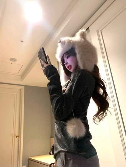 小众银箔图案圆领针织打底衫，直筒百搭款，可单穿或叠穿，女士针织长袖T恤，纽扣设计，略带弹性的面料，常规长度