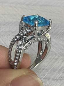 1個潮流方形寶石裝飾女戒指