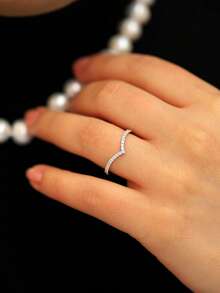 1枚经典独特V形钻石镶嵌莫桑石结婚戒指，S925纯银奢华订婚戒指、承诺戒指、周年纪念戒指、女士珠宝礼物、圣诞礼物 - 淺V排鑽戒指 - 查看 4