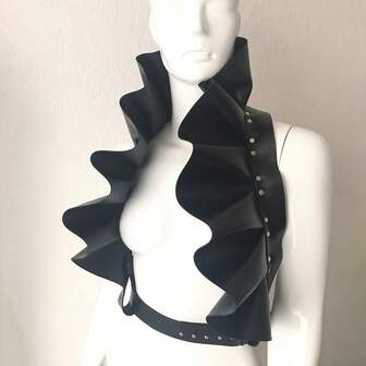 Este vestido de mujer con cuello de volantes, lazo delantero y estilo callejero de moda, presenta un cuello de reina gótica y un cuello redondo con un cinturón de cintura ceñido, lo que lo hace perfecto para el uso diario y las ocasiones de fiesta.