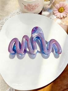 Conjunto de 4 presilhas de cabelo femininas grandes em madrepérola nas cores contrastantes rosa e roxo. Presilhas onduladas em formato de flor semioval, acessórios de cabelo elegantes, minimalistas e versáteis de alta qualidade, ideais para uso diário, ocasiões casuais, festas, trabalho, férias, lavar o rosto, maquiar-se e combinar com qualquer roupa. Presilhas de cabelo femininas casuais e elegantes.