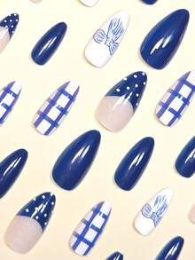 用24片杏仁形人造指甲片瞬间提升您的造型！优雅的蓝色法式风格，白色波点，蓝色蝴蝶结，粉色指甲，时尚的蓝色条纹，海军蓝人造指甲片，全覆盖式假指甲贴片，适合女性和女孩。包含1张粘合贴片和1个迷你指甲锉，果冻凝胶材质，随机发货。