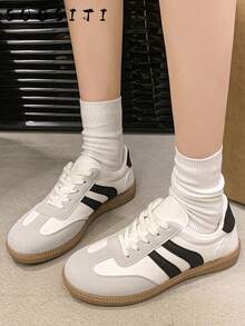 2025新款女式平底休闲轻便舒适运动鞋 - 黑與白 - 查看 2