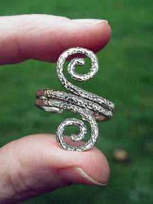 1 件螺旋线镂空铜合金戒指，简约独特的风格，适合男女日常佩戴 - 銀色 - 查看 2