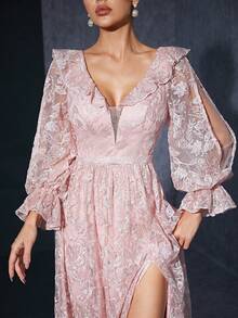 V领饰以扇形花边，刺绣蕾丝，长袖，开衩——一款高端晚礼服。女士优雅连衣裙 - 粉色 - 查看 3